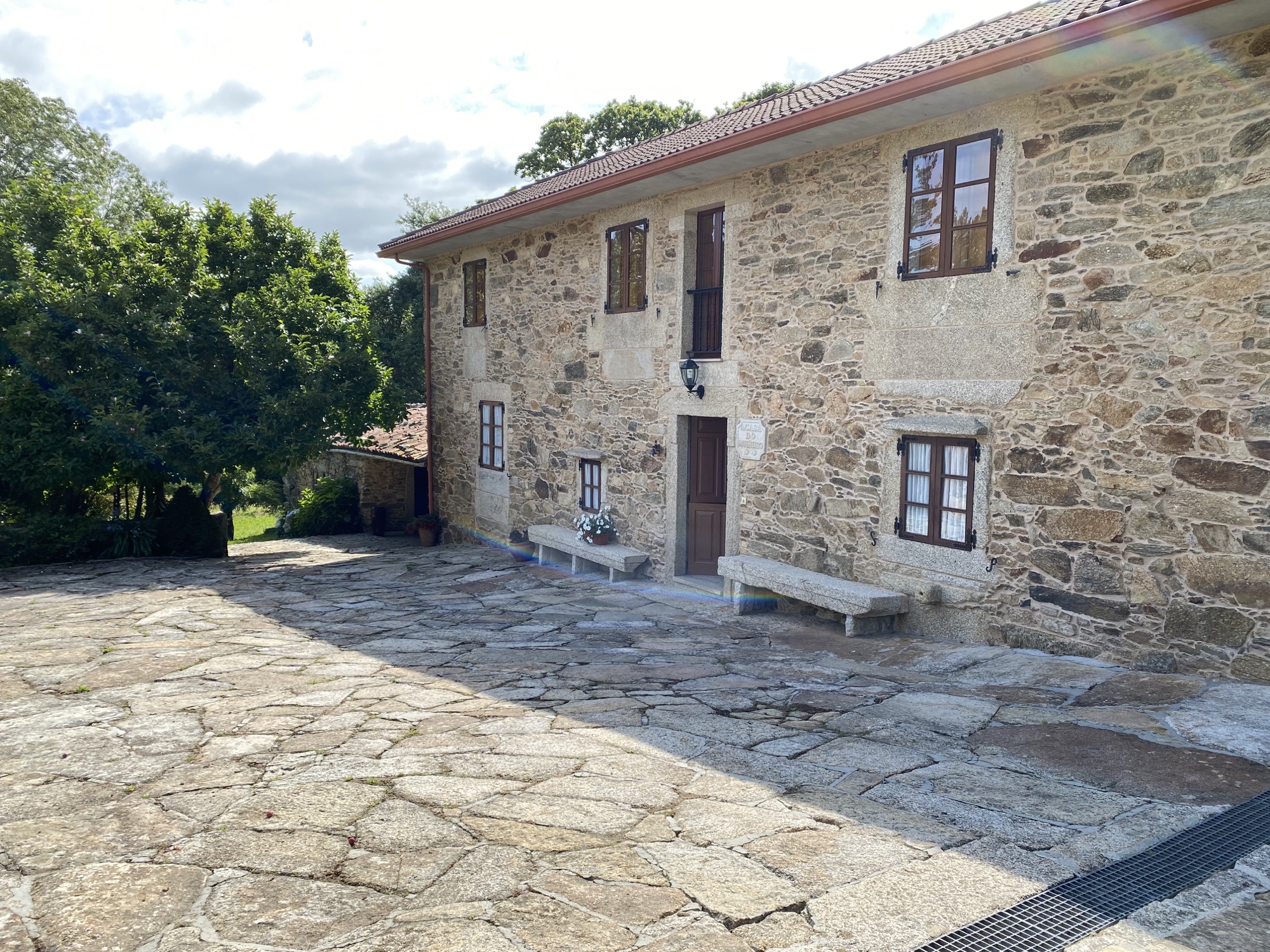 A Casa do Muiñeiro rodeada de finca y naturaleza en la Costa da Morte