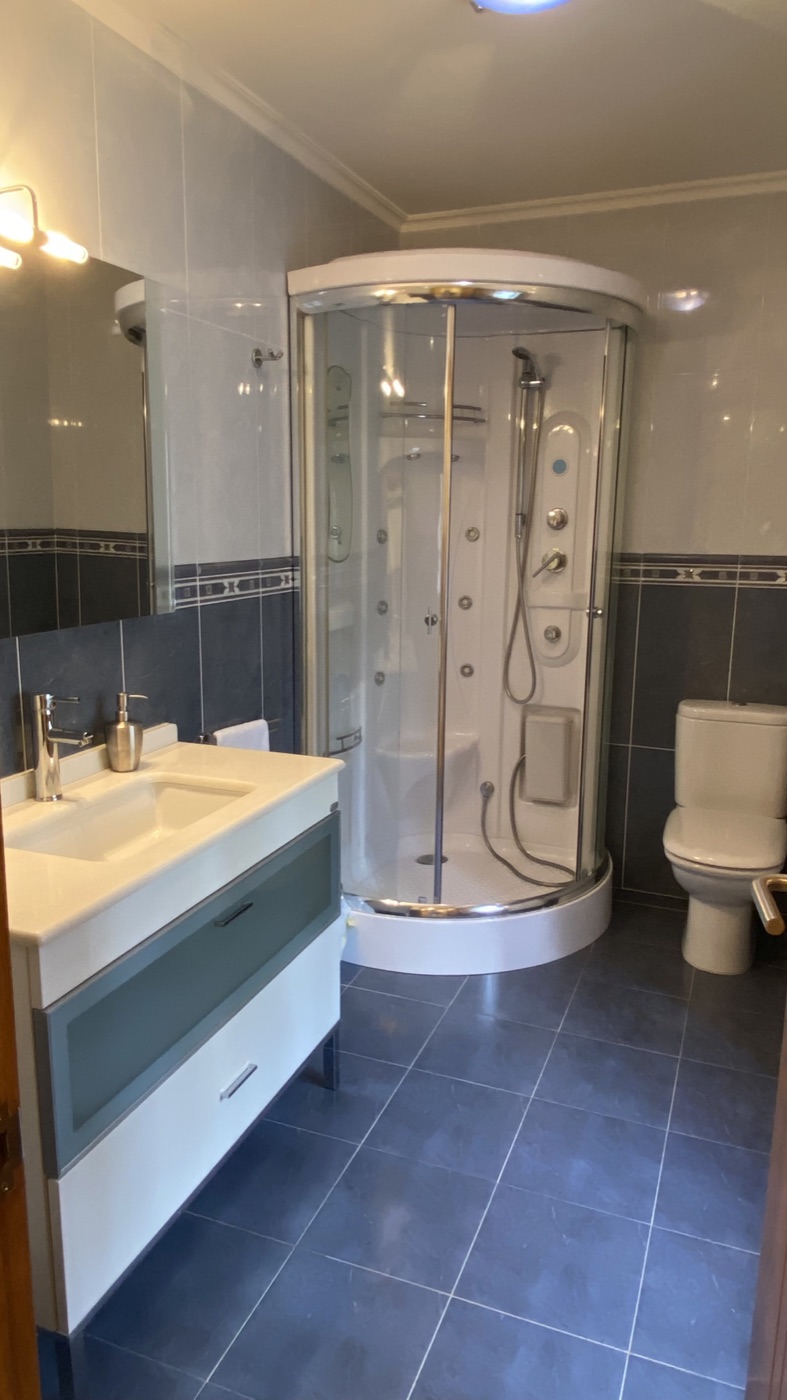 Detalle vertical de baño con equipamiento para huéspedes