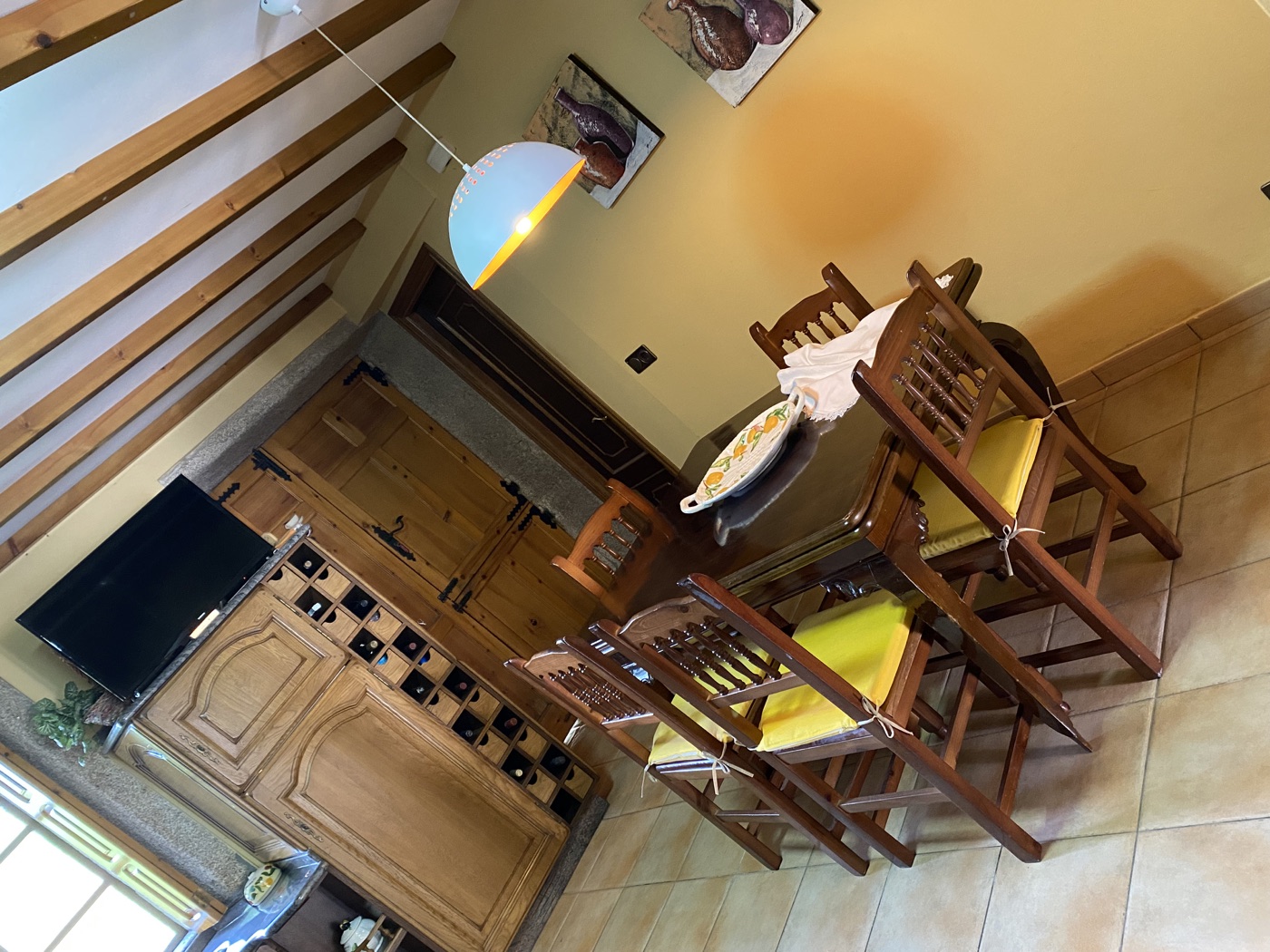 Cocina y comedor preparados para compartir comidas en grupo