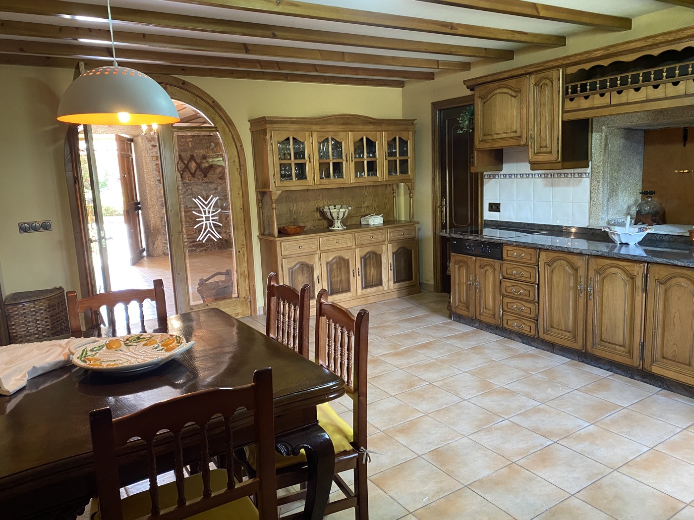 Detalle de cocina con menaje completo para la estancia