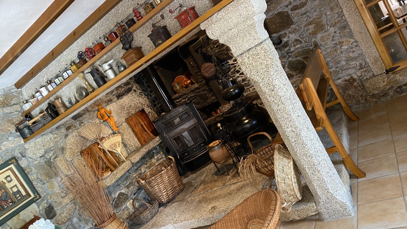 Lareira tradicional de piedra en el interior de la casa