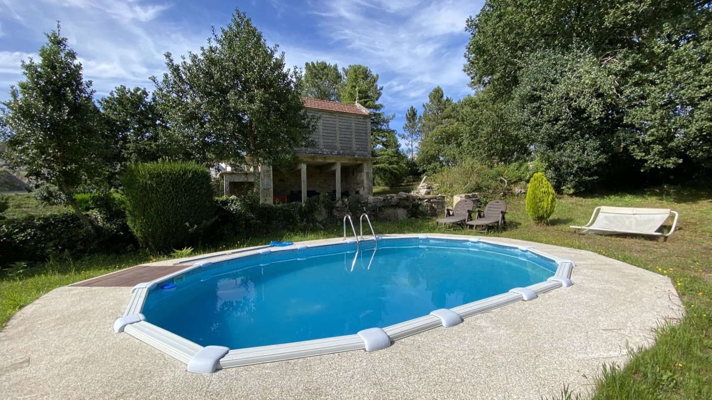 Zona de piscina exterior para descansar durante la estancia