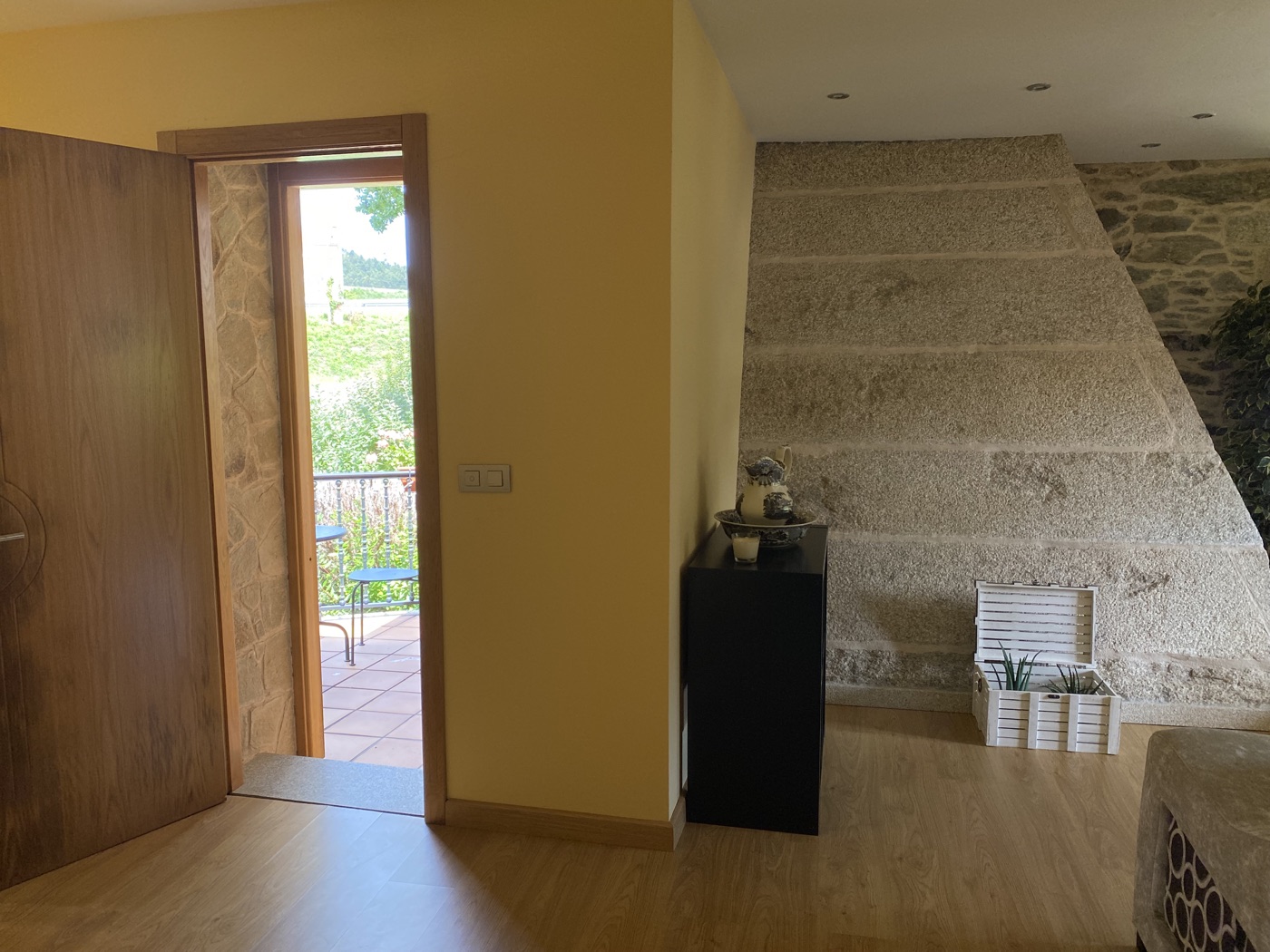 Zona de salón con materiales cálidos y carácter gallego